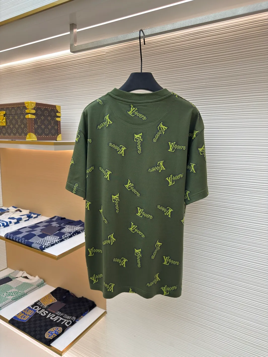 LOUIS VUITTON cut-out letter T-shirt ●Authentic product: purchased and developed at 8950 ●Item number: 1680397-A85 ●Fabric: combed cotton yarn fabric ●Technology: washed production ●Version: fitted version ●Weight: about 255 grams ●Size: XS-S-M-L ●Description: The fabric is made of 60S double-ply combed cotton yarn. The color of the bulk yarn is ordered and dyed. The Y version is purchased and the hem fabric is disassembled to analyze the yarn parameters. The green embryo is woven using a 60s double-ply ring-spun yarn and an 8-cylinder fly knitting circular knitting machine. All the base and yarn threads of the gray fabric are machine-trimmed. The yarn loss rate of the gray fabric is as high as 40%. The high cost of raw material loss increases dramatically. In the later stage, an air cylinder is used for high-temperature and high-pressure washing water setting + liquid ammonia soaking to make the tissue between the yarns tighter. The overall fabric surface is flat and the reference Y version of the garment is cut by hand with front and rear positioning flowers. The overall wiring is straight and delicate, the fabric is comfortable and soft, and the color is consistent without color difference. It can be matched with the same style to create a fashionable look and control various occasions. Customized accessories, complete with three standards, same style for men and women!